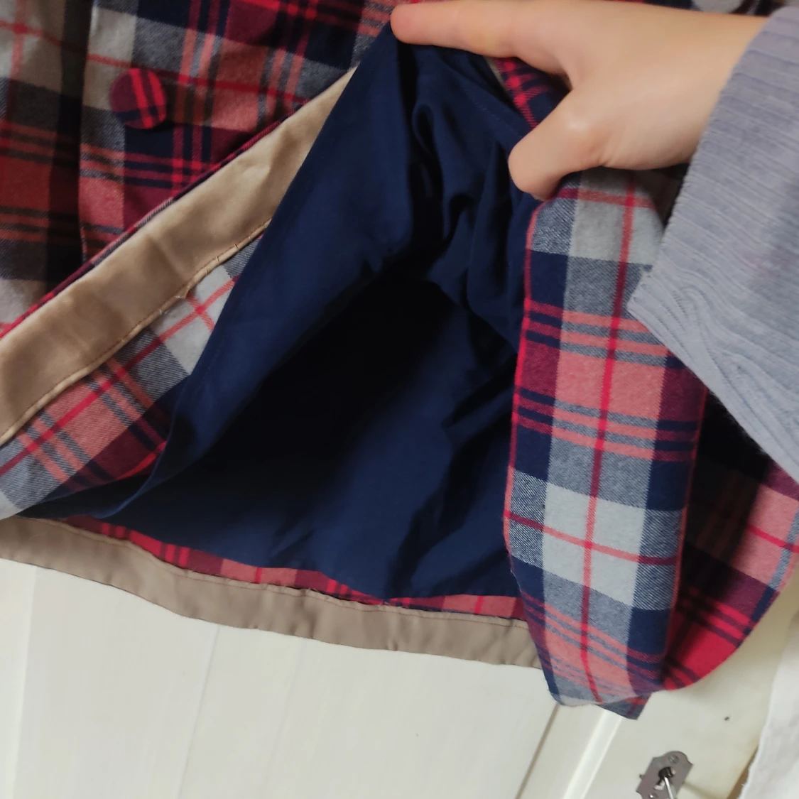 Rutig kortkjol med knappar - 2