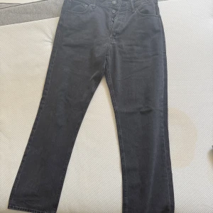 Stone washed relaxed jeans - Välskötta jeans från Jack&Jones, relaxed passform och väldigt bekväma.