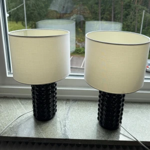Bordslampor  - Två bordslampor till salu med tillkommande glödlampor, ena lampan har en liten skada (se bild) men det är inget som syns tydligt 