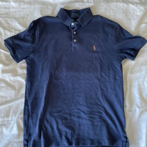 Marinblå Ralph lauren piké - Knappt hunnit använda den för hade den som ”fintröja” innan den blev förliten. Den är i nyskick skulle jag säga och väldigt skön med stretchigt material. Kostade 1700 när jag köpte den. Pris kan diskuteras, skrynklor försvinner direkt när man tar på den. 