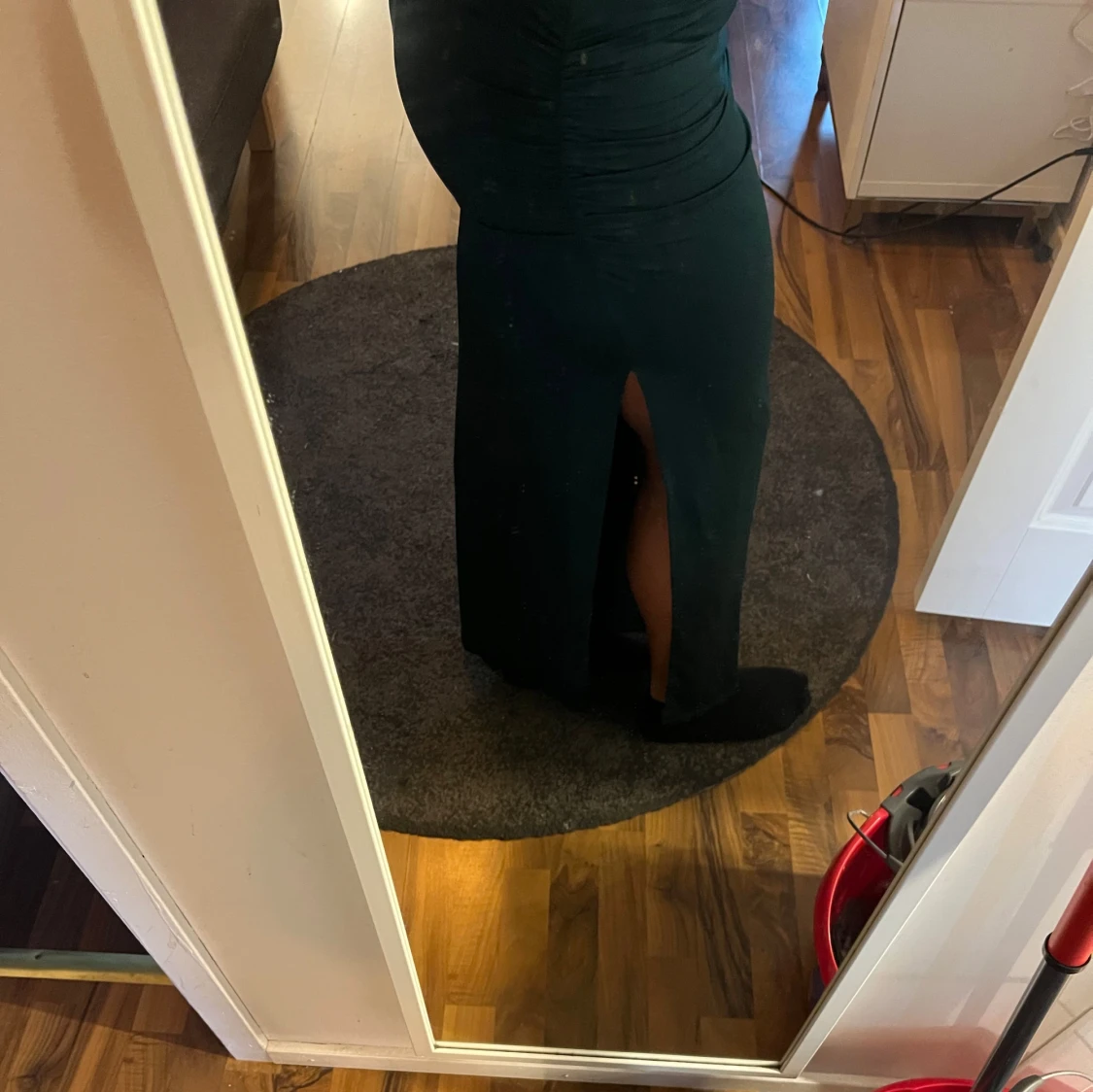 Mörkgrön långkjol med slits - 2