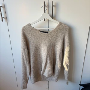 Beige stickad tröja Vero Moda - Säljer en beige stickad tröja från Vero Moda i storlek XS. Tröjan har en mjuk och mysig känsla, v-ringad hals och långa ärmar. Perfekt för att hålla sig varm under kyliga dagar och passar till både jeans och kjol.