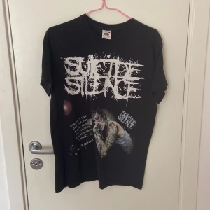 Suicide Silence t-shirt svart S - Svart t-shirt från Fruit of the Loom med Suicide Silence tryck på bröstet och en stor bild av sångaren. T-shirten har rund hals och korta ärmar. Materialet är mjuk bomull och passformen är normal. Perfekt för dig som gillar metal och vill sticka ut.
