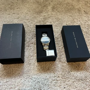 Iconic Link Daniel Wellington Klocka - Schysst klocka från Daniel Wellington. Drygt 1 år gammal, fortfarande bra skick. 32MM. Originalpris: 1999kr