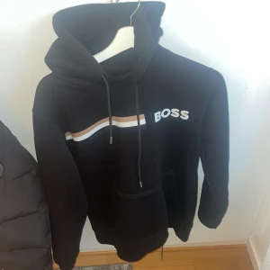 Boss hoodie - Boss hoodie storlek s bara annvänd några gånger skriv för Pris så diskuterar vi behöver inte vara så mycket 