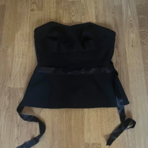 Korsett topp - Säljer denna snygga korsett topp som jag köpte här på Plick, (lånade bilder). Säljer då den inte passar längre. De är strl 36 och märket är atmosphere