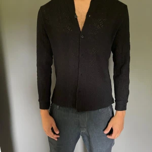 Linne skjorta  - Svart linne skjorta från H&M med diskret struktur i tyget. Skick 8/10