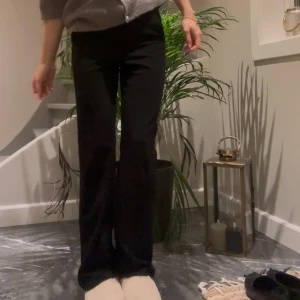 Svarta kostymbyxor - Snygga svarta kostymbyxor i bootcut modell. Byxorna har high/mid waist. I strl xs och längd 30.