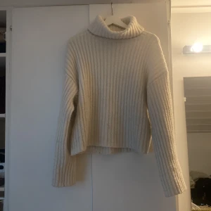 Vit stickad tröja från Bik Bok - Vit, stilren stickad från Bik Bok! Tröjan innehåller ull och är otrolig under vinterhalvåret! Varan har tecken på användning vid ärmarna, men enligt mig inget märkbart! Väl använd, men hållit sig bra🥰 