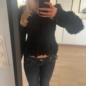 Svart blus - Säljer denna supersöta blus som är från NAKD, använd fåtal gånger nästan som ny!☺️