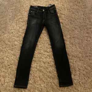 Replay jeans - Säljer dessa as feta replay jeans. Storlek 142 men passar up till 150. 