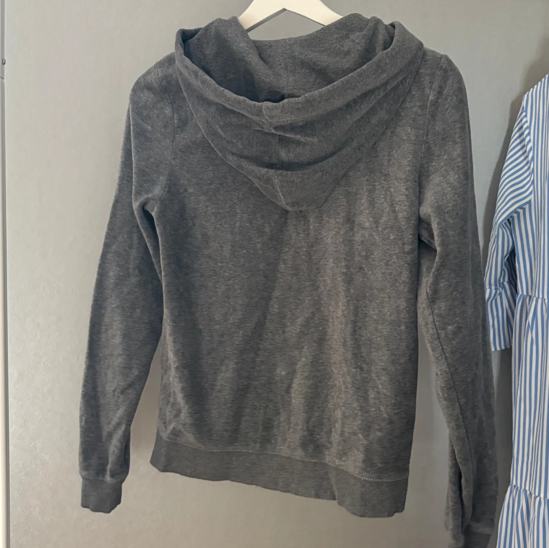 Grå hoodie med dragkedja  - 1