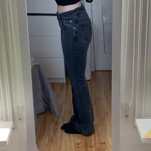 Svarta bootcut jeans  - Snygga svarta jeans i modellen ”Low boot” ifrån Lager157. Säljer då dem inte används längre💕