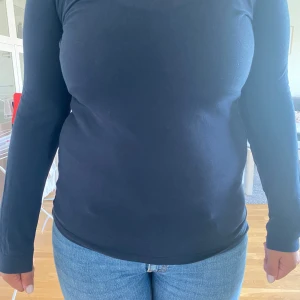 Blå långärmad tröja från FSBN - Slim fit blå långärmad tröja från FSBN i storlek S. Tröjan har en enkel och stilren design med rund hals och smal passform. Perfekt att matcha med jeans eller under en jacka. Materialet känns mjukt och bekvämt mot huden.