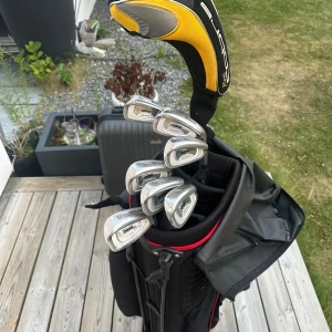 Golfbag herr - Snygg och kraftfull King Cobra Speed LD driver, perfekt för dig som vill ta ditt golfspel till nästa nivå! Järnset från Wilson och bag från Best golf. 
