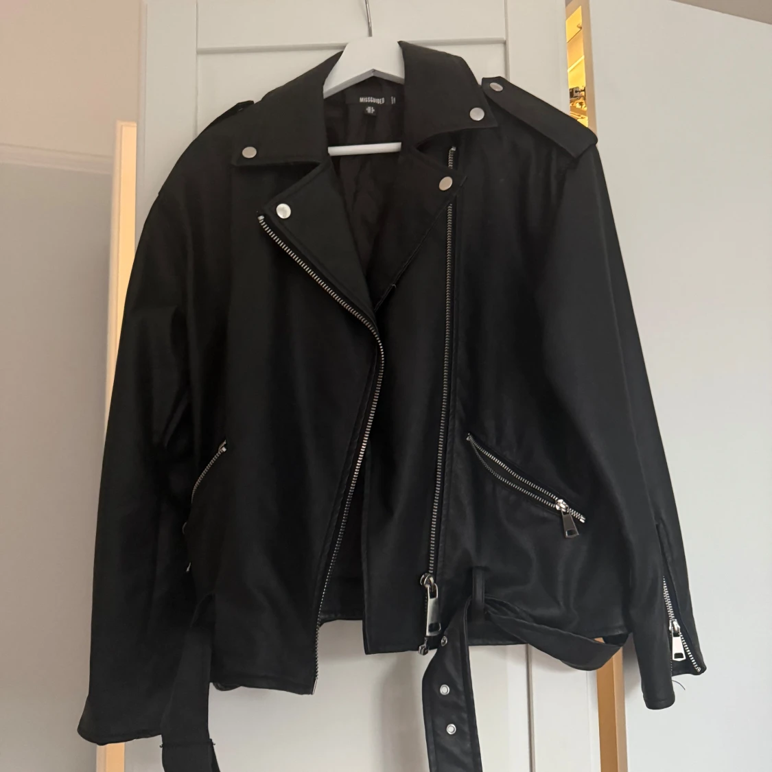 Svart skinnjacka från Missguided