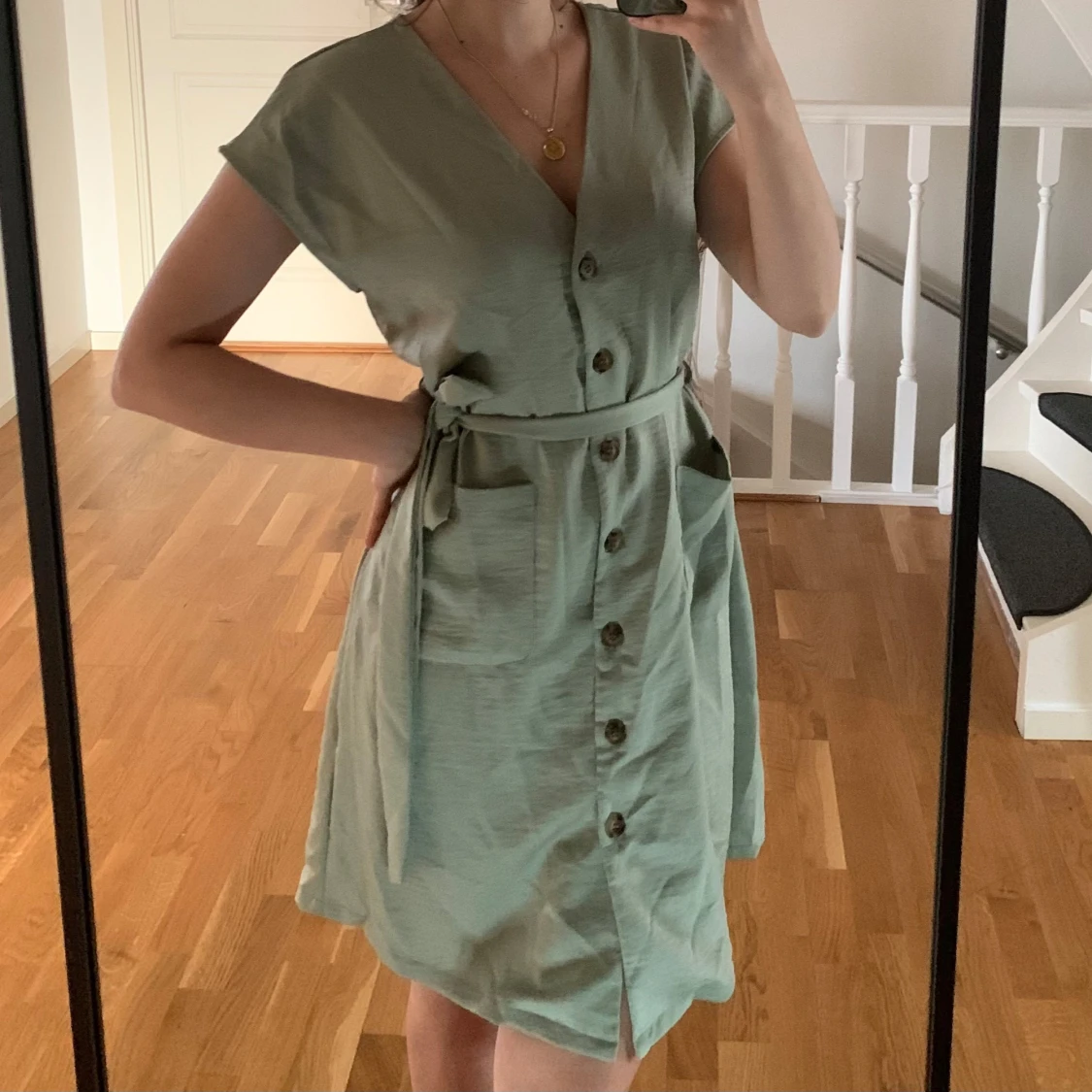 Ljusgrön klänning med knyt