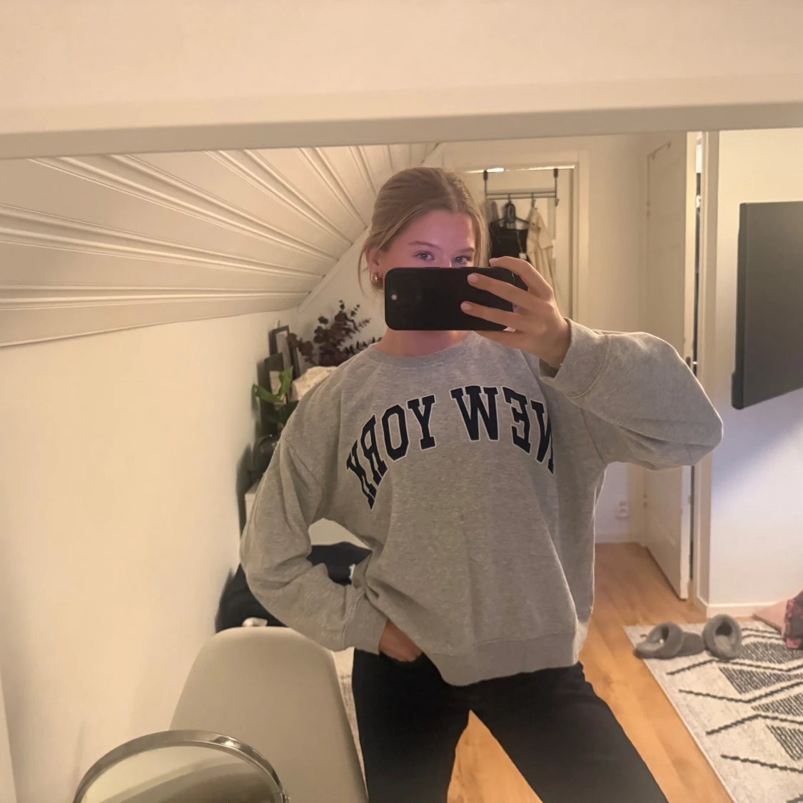 Grå sweatshirt med New York-tryck