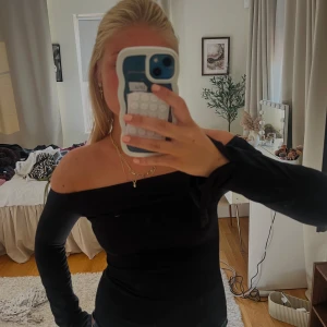 Off shoulder topp från nelly - Storlek XS