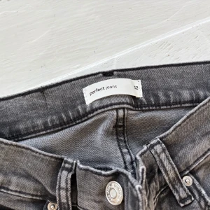 Lowwaistbootcut JEANS  - Nya orörda jeans från gina tricot