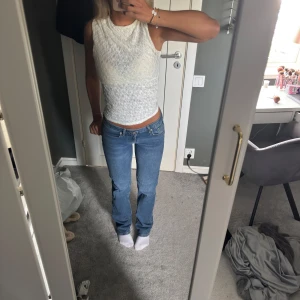Blå raka jeans låg midja - Säljer ett par klassiska blå jeans med låg midja och raka ben. Jättefina blåa jeans som nästan aldrig används. Perfekt passform runt midjan och otrolig längd