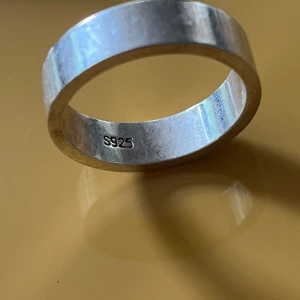 Silverring 925 - Ring gjord av sterlingsilver som är 2mm tjock och har innerdiametern 20.2mm