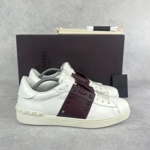 Valentino open sneaker - – Condition: 9/10 - very good  – Color: White and burgundy  – What is included: Box, dustbag & card  – Retail price: 7280