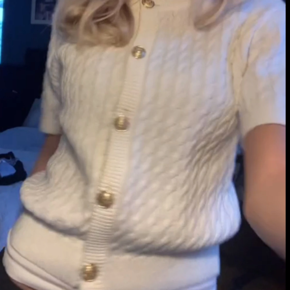 Vit kortärmad kofta med guldfärgade knappar