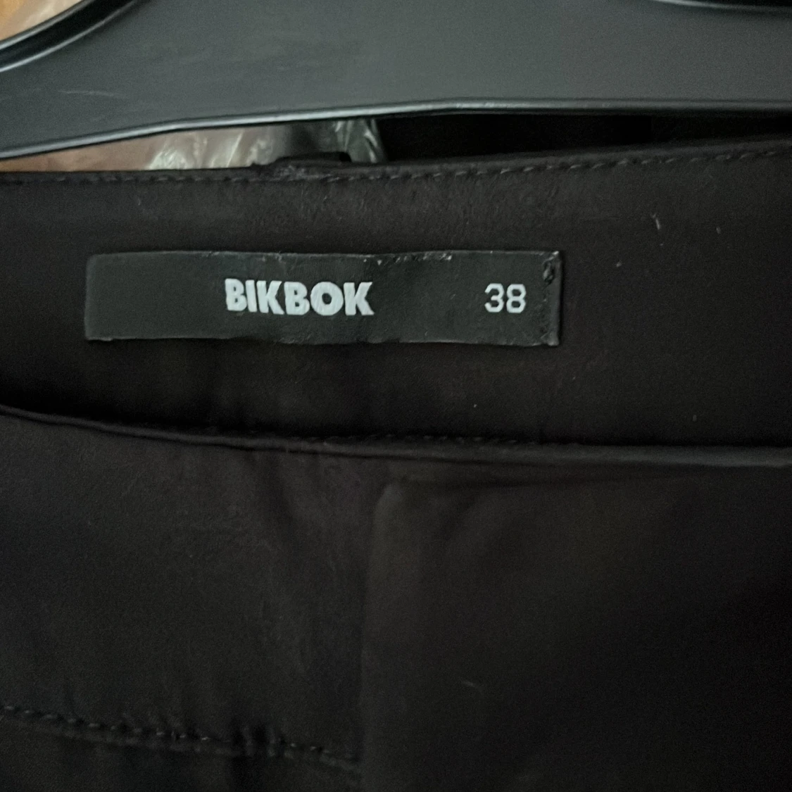 Svarta bootcut kostymbyxor BikBok - 1