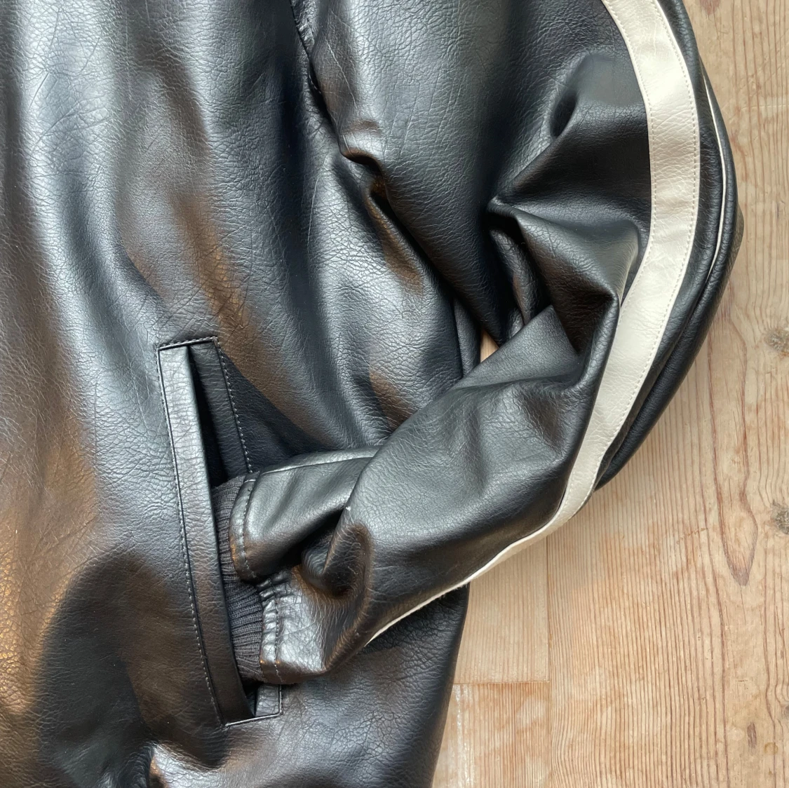 Svart skinnjacka med vita ränder Bershka - 1