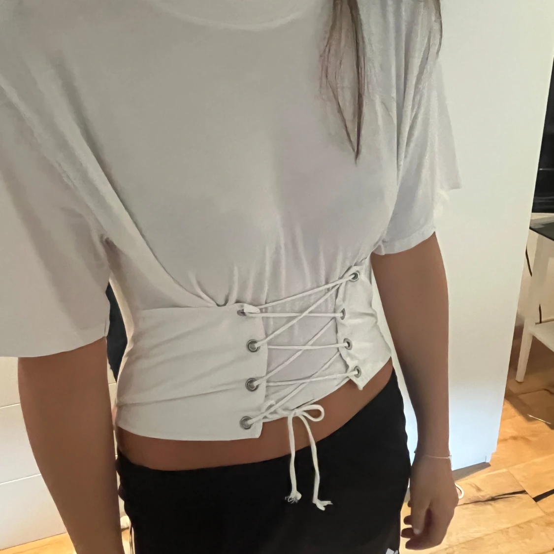 Vit topp med snörning i midjan