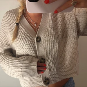 Snygg stickad kofta - Säljer denna jätte fina kofta!❤️