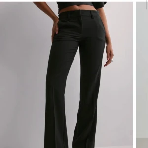 Kostymbyxor nelly - Helt oanvända, inga defekter. Kom priv för frågor💛 passar även xs.