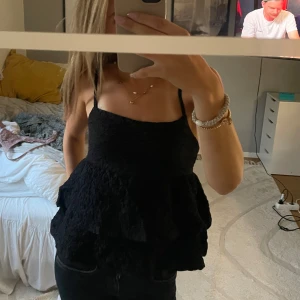 Svart volangig linnetopp - Nypris 300kr