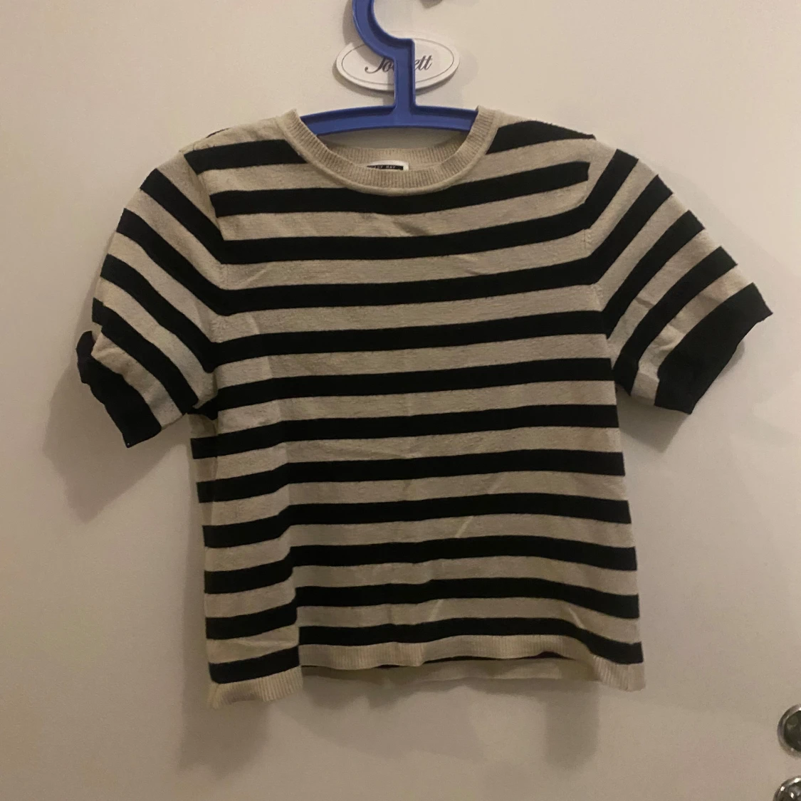 Randig vit och svart tröja 