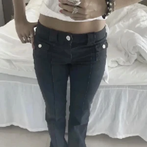 Svarta bootcut jeans från hm - Snygga svarta jeans med bootcut passform från hm. Säljer dessa för att det är för stora.(bilden är lånad) Skriv för mer och bättre bilder!🌸