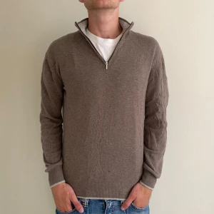 Halfzip  - Halfzip i merinoull. Storlek M men passar S, modellen på bilden är 176cm lång. Fint skick, lite nopprig men annars inga skavanker. Nypris 999kr, köp för endast 299kr.