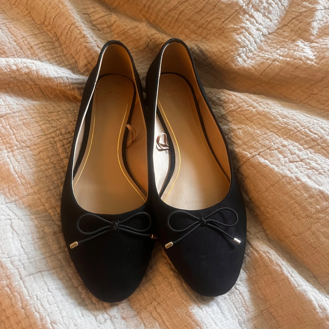 Svarta ballerinaskor med rosett H&M - 1