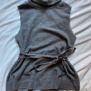 Polotopp med knyte i midjan  - Polotopp från zara med knyte i midjan. Perfekt till hösten! 