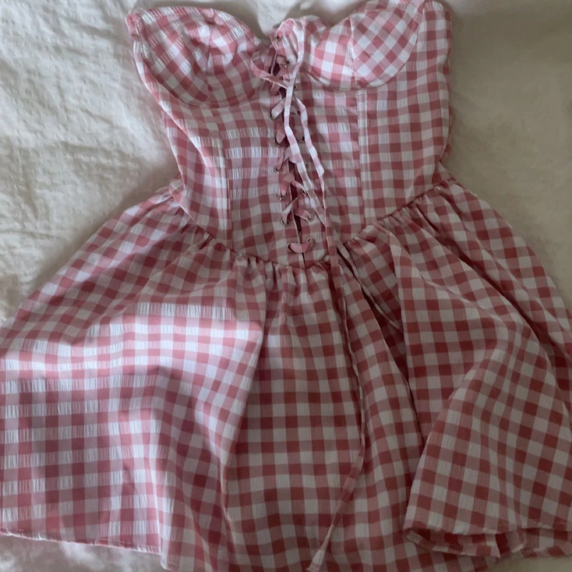 Rutig rosa kortklänning med snörning