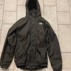Northface jacka lätt fodrad - Riktigt schysst north face jacka som är tunt fodrad. Perfekt till vår/ höst eller mild vinter.   Fråga på om det är nåt ni undrar över. . Svårt att säga exakt storlek.   Liten reva fram som knappt syns. 