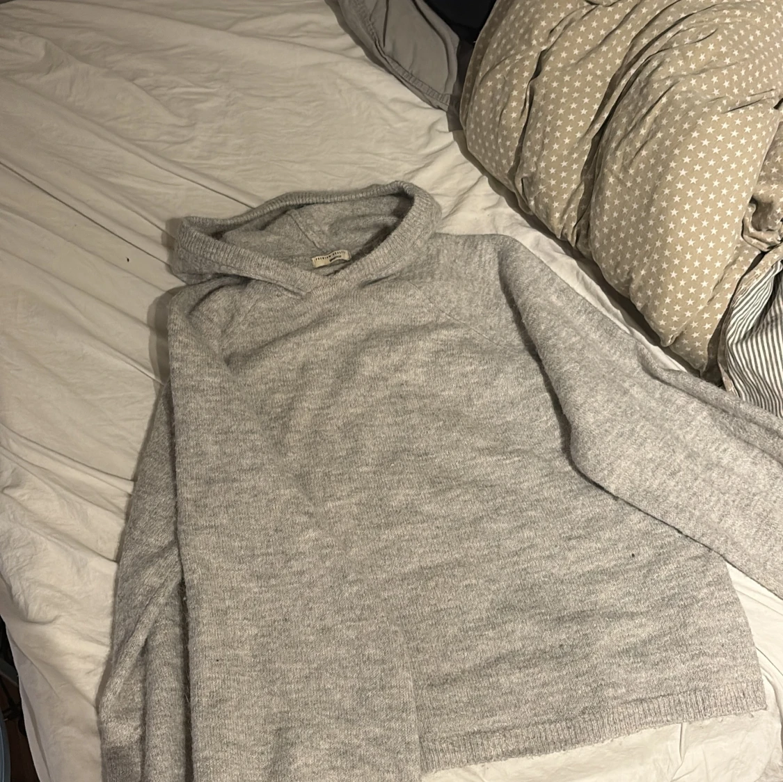 Grå stickad hoodie från Gina  - 1