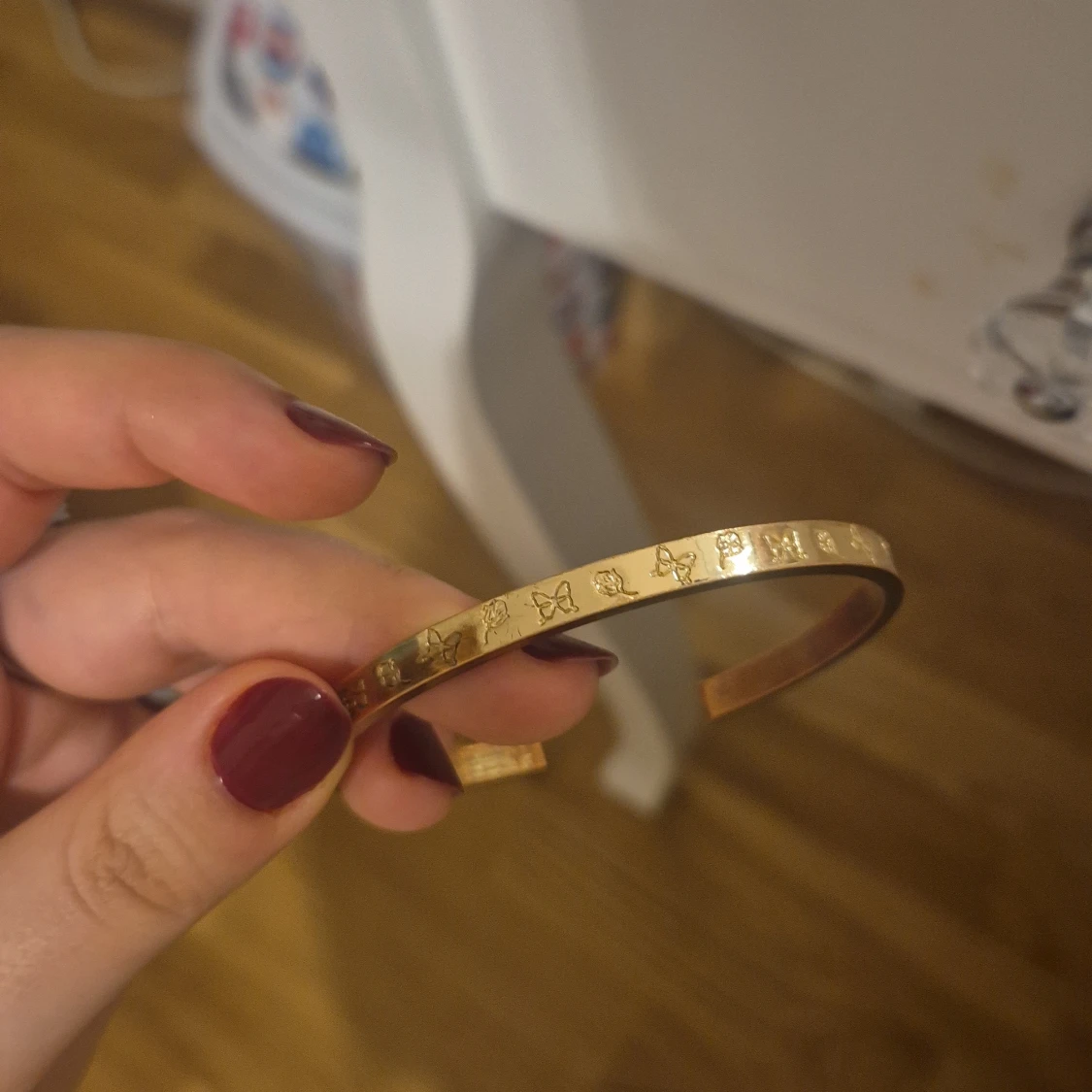 Guldigt armband med söta symboler - 1