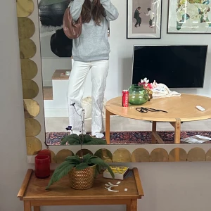 Skitsnygga vita vida jeans - Säljer ett par vita byxor med vida passform och normal midja. Skitsnygga, pris kan diskuteras💕köpta för 500