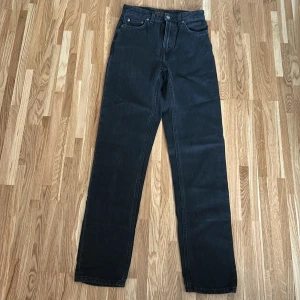  Nudie Jeans - Säljer ett par svarta jeans från Nudie Jeans med klassisk femficksdesign och raka ben. Jeansen är i fint skick och väldigt fräscha. Stl 24/32 men passar mer 24/30-24/31