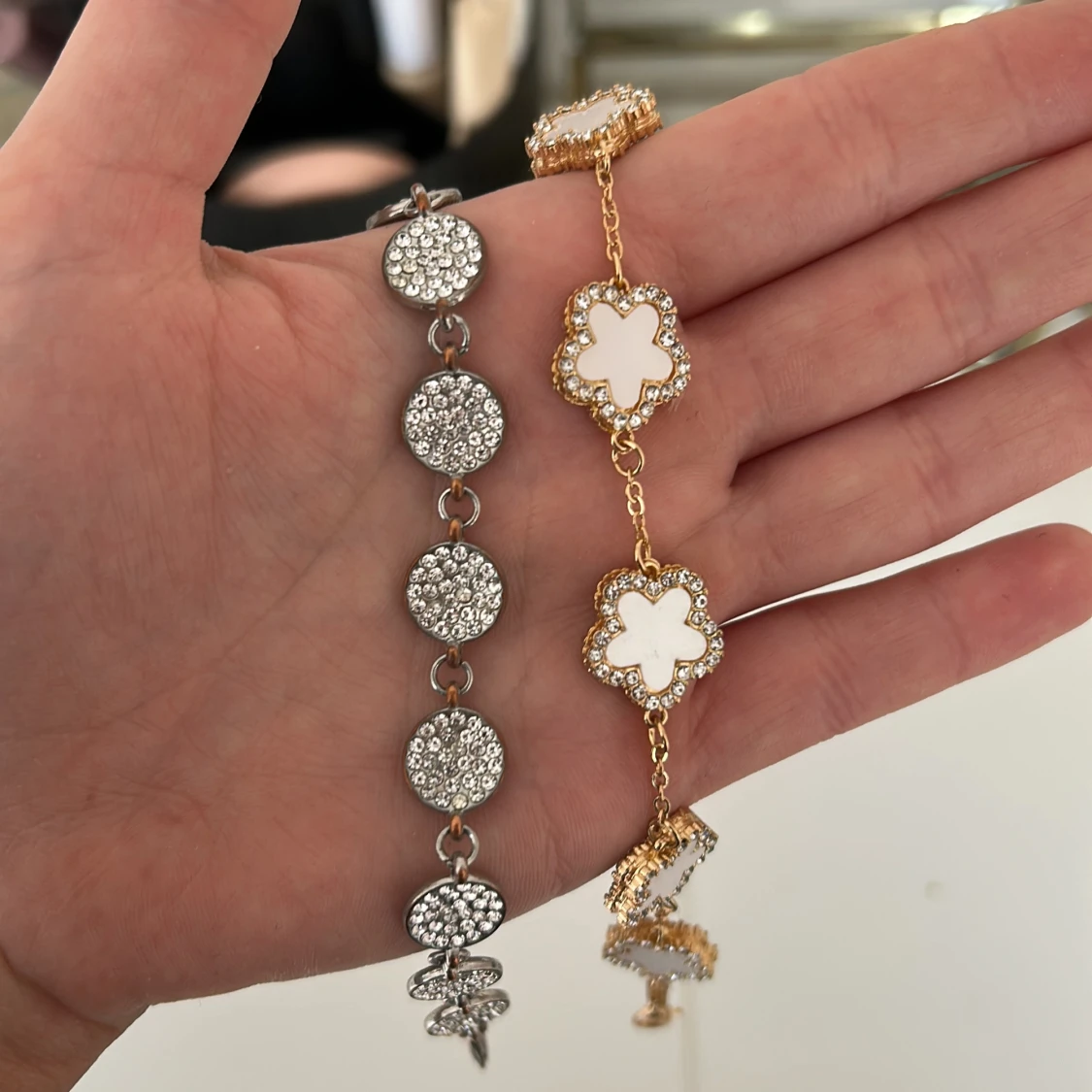 Två glittriga armband med blommor - 1