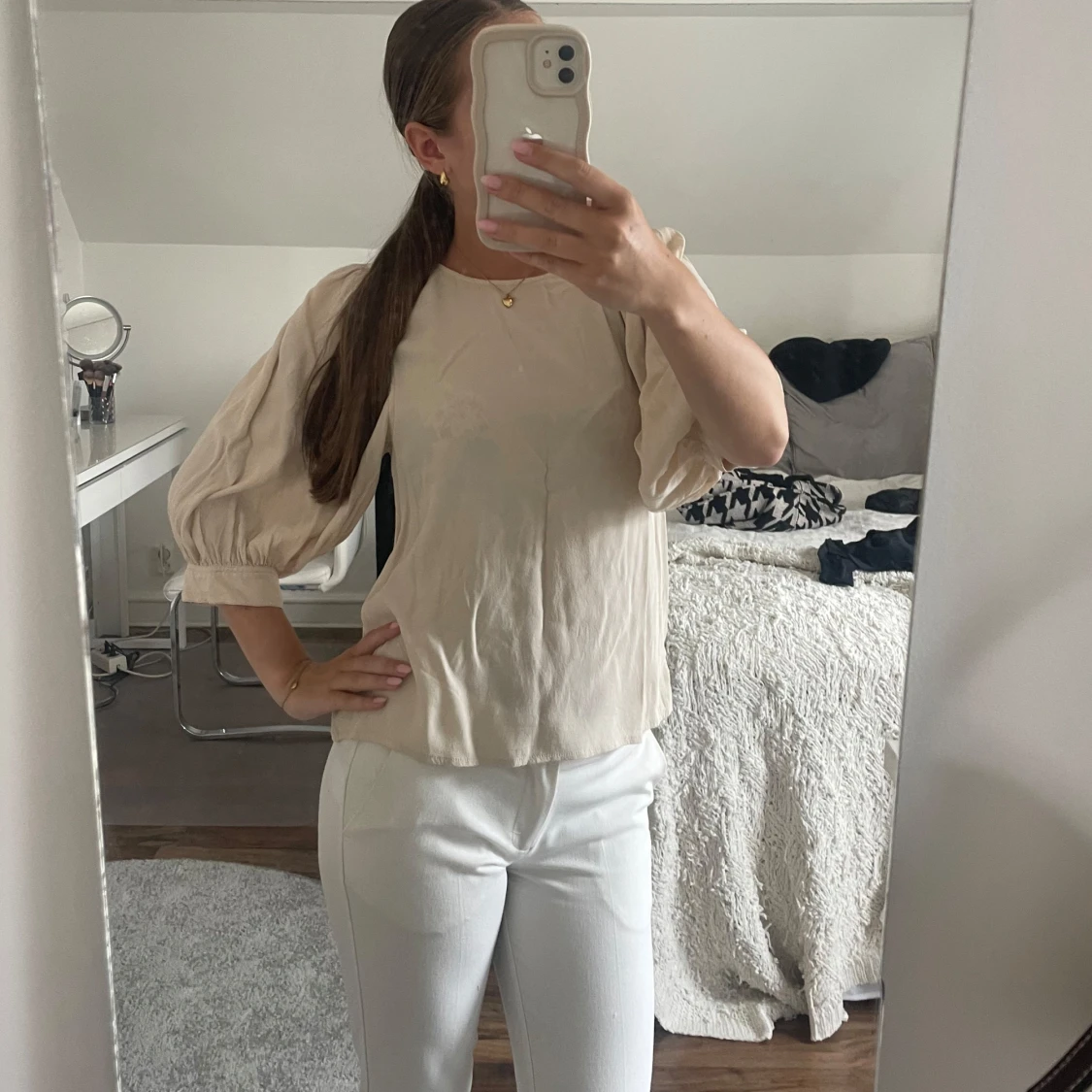 Beige blus med puffärm - 1