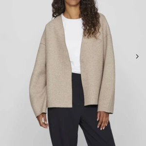 Kappa - Säljer denna super fina höstkappan som är helt oanvänd då den är lite stor på mig! ( prislappen är kvar )🥰 storlek 34 och nypris 530kr
