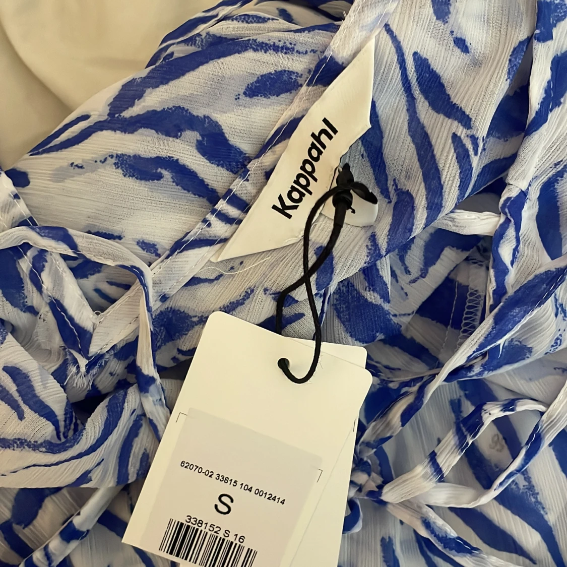 Blåvit zebramönstrad blus från Kappahl  - 4