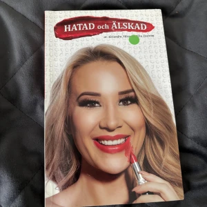 Bok ”Hatad och Älskad” - Bok som är i ett mycket bra skick 